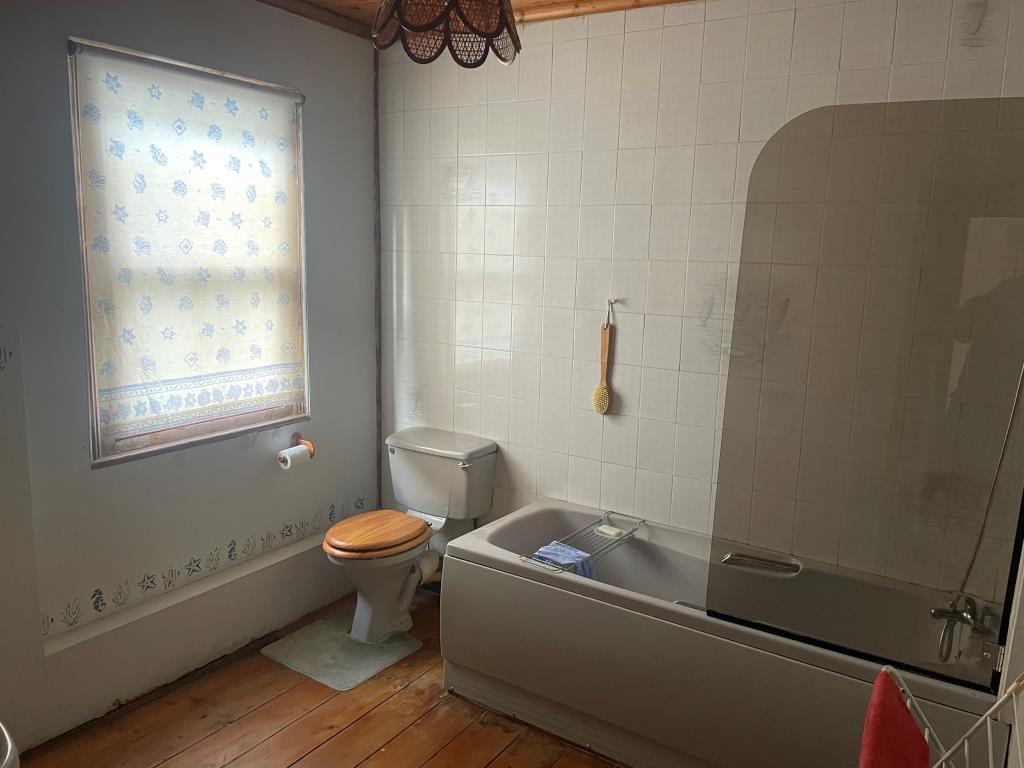 Lot: 19 - CHARACTER COTTAGE FOR IMPROVEMENT - Bathroom with W.C.